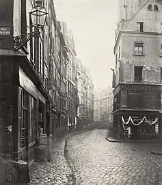 A rua ao nível da rue des Déchargeurs por volta de 1853-1870 (fotografia de Charles Marville).