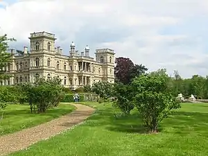 Château de Ferrières (1855–59), em estilo da renascença inglesa, França