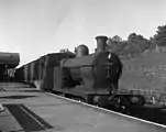 Em 1957, uma locomotiva 4-4-2T da classe LNER C13 (GCR Classe 9K) espera em Chesham com um trem para Chalfont & Latimer