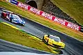 Um Chevrolet Corvette C7.R na frente de um Ford GT na classe GTLM em Petit Le Mans