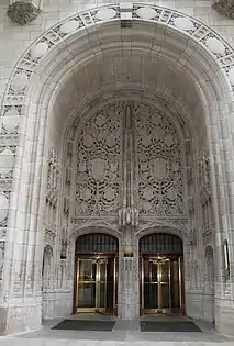 Entrada oeste da Tribune Tower, em Chicago (1923–25)