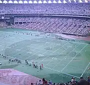 Interior do estádio na configuração para futebol americano