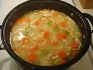 Cozimento de sopa caseira de macarrão com frango