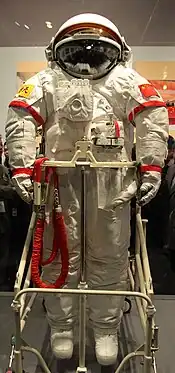 Traje espacial Feitian, para atividades na parte externa da espaçonave.