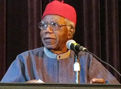 Chinua Achebe escritor, romancista, poeta, crítico literário.