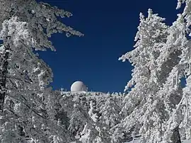 Radar da RAF no alto de Chionistra, no inverno