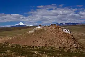 Gompa de Chiu, situada perto do lago Manasarovar, com o monte Kailash ao fundo