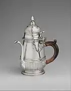 Pote de chocolate em prata (cerca de 1700), Metropolitan Museum of Art, Nova Iorque.