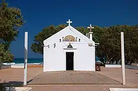 Igreja em Kató Gouves junto ao mar