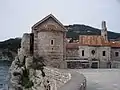 Igrejas de pedra ainda em Budva.