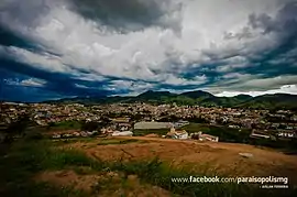 Vista de Paraisópolis com o Machadão ao fundo