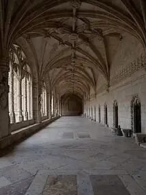 Claustro (confessionários à direita)