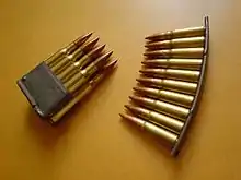 Um clipe M1 Garand em bloco (à esquerda) comparado com um clipe "stripper" SKS (à direita).