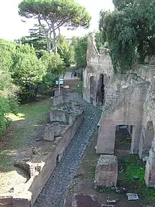 Clivus Victoriae, a viela que passa em frente ao Palácio, no sopé do Palatino.