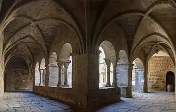 Claustro do Priorado de Saint-Michel de Grandmont (Languedoc-Roussillon, França)