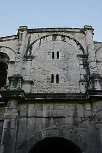 Arcadas ainda emparedadas, um resquício da utilização medieval da arena