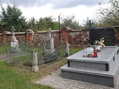 Túmulos do clero localizados atrás da igreja do Nascimento da Bem-Aventurada Virgem Maria