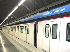 Comboio da série 5000 na lateral da plataforma central.