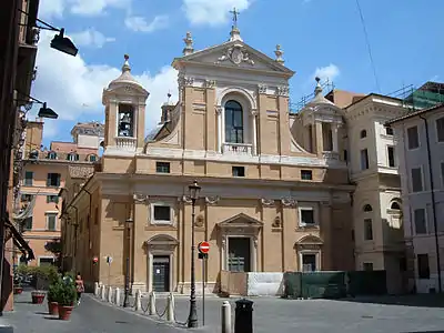 Vista da igreja e a Piazza Capranica.