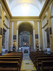 Interior e o altar-mor.