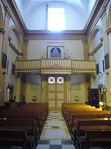 Contra-fachada e o órgão.