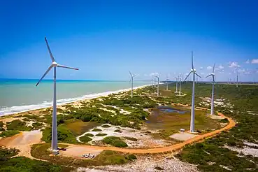 Turbinas eólicas do Complexo Eólico Vale dos Ventos, ao lado do mar