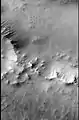 Imagem do CTX de parte da cratera Ross Crater mostrando o contexto da próxima imagem da HiRISE.