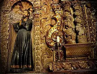 Detalhe da decoração em uma capela no claustro