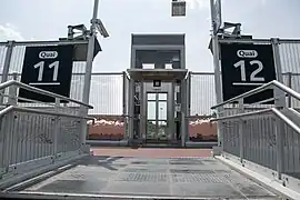 O elevador para as plataformas 11 e 12.