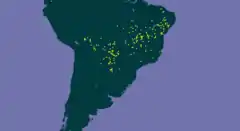 Mapa mostrando a distribuição de C. glabrata pela América Latina em pontos amarelos.