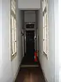 Corredor que leva ao Salão e aos fundos da casa.