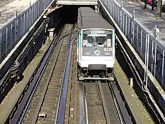 Trem MP 73 saindo da estação e se dirigindo para Nation.