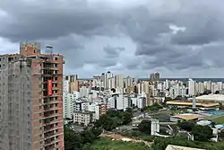 Vista aérea do Costa Azul em direção ao mar.