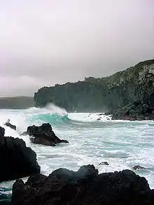 Zona das Piscinas naturais dos Biscoitos em dia de tempestade.