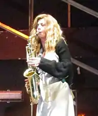 Benedicta Boccoli com seu sax; Crimini del Cuore, Teatro São Bábilas, de Milão, 1 de maio 2015.