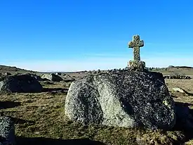 Cruz de pedra perto de Usanges.