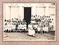 Escola Pública Mixta de Collaçópolis, 14 de março de 1923. Professora Isaltina E. Nunes ao sr. Jacob B. Uliano e exma. família, ofereço a minha photographya, juntamente com os meus discípulos, em prova de sincera amizade.