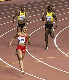 Salwa Eid Naser, do Bahrein, a caminho da vitória e do 3º melhor tempo da história nos 400 m rasos.