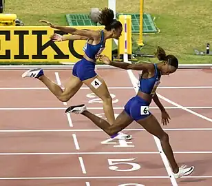 Dalilah Muhammad, dos EUA, vence e quebra o recorde mundial dos 400 m c/ barreiras.