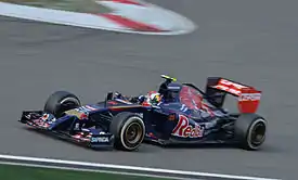 Daniil Kvyat pilotando a STR9 no Grande Prêmio da China de 2014.