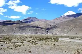 Aldeia de Darchen com o monte Kailash ao fundo