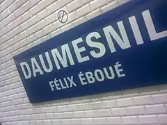 Detalhe da placa indicando o nome da estação presente nas plataformas da linha 8.