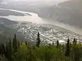Rio Klondike (esquerda) indo em direção ao Rio Yukon (acima e a direita) em Dawson.