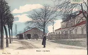 O pátio de mercadorias, no início do século XX. Em primeiro plano, a linha do bonde de Melun a Barbizon .