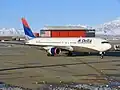 Um Boeing 767 em frente do hangar da Delta.