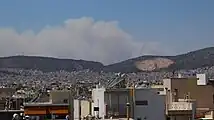 Nuvem de fumaça do incêndio em Dervenocória vista de Ilion às 14h20 em 18 de julho de 2023.