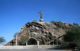 Capela sob a estátua