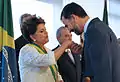 Felipe de Bourbon beija a mão da Presidente Dilma Rousseff.