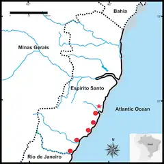 Os círculos em vermelho correspondem as cidades onde é encontrada e a estrela corresponde ao local onde o holótipo foi encontrado, no Espírito Santo.