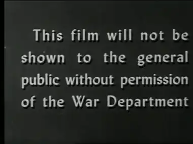 00:17:14 - "Este filme não será exibido ao público em geral sem a permissão do Departamento de Guerra"